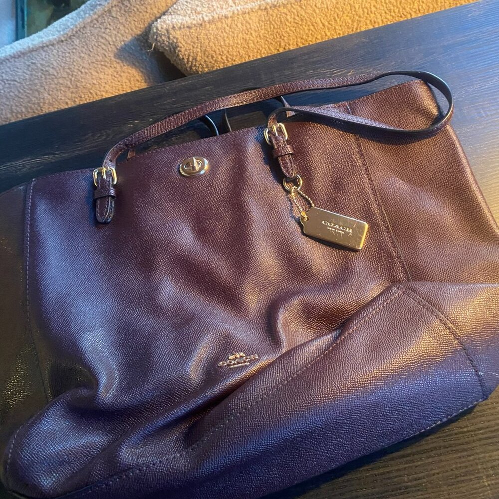 👜 Coach Turnlock Tote – Burgundy Crossgrain Leather 👜